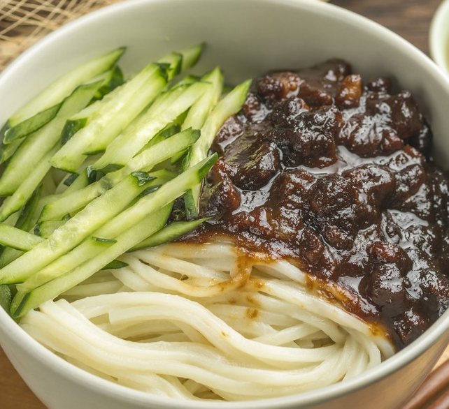 Soya Soslu Noodle (炸酱面)